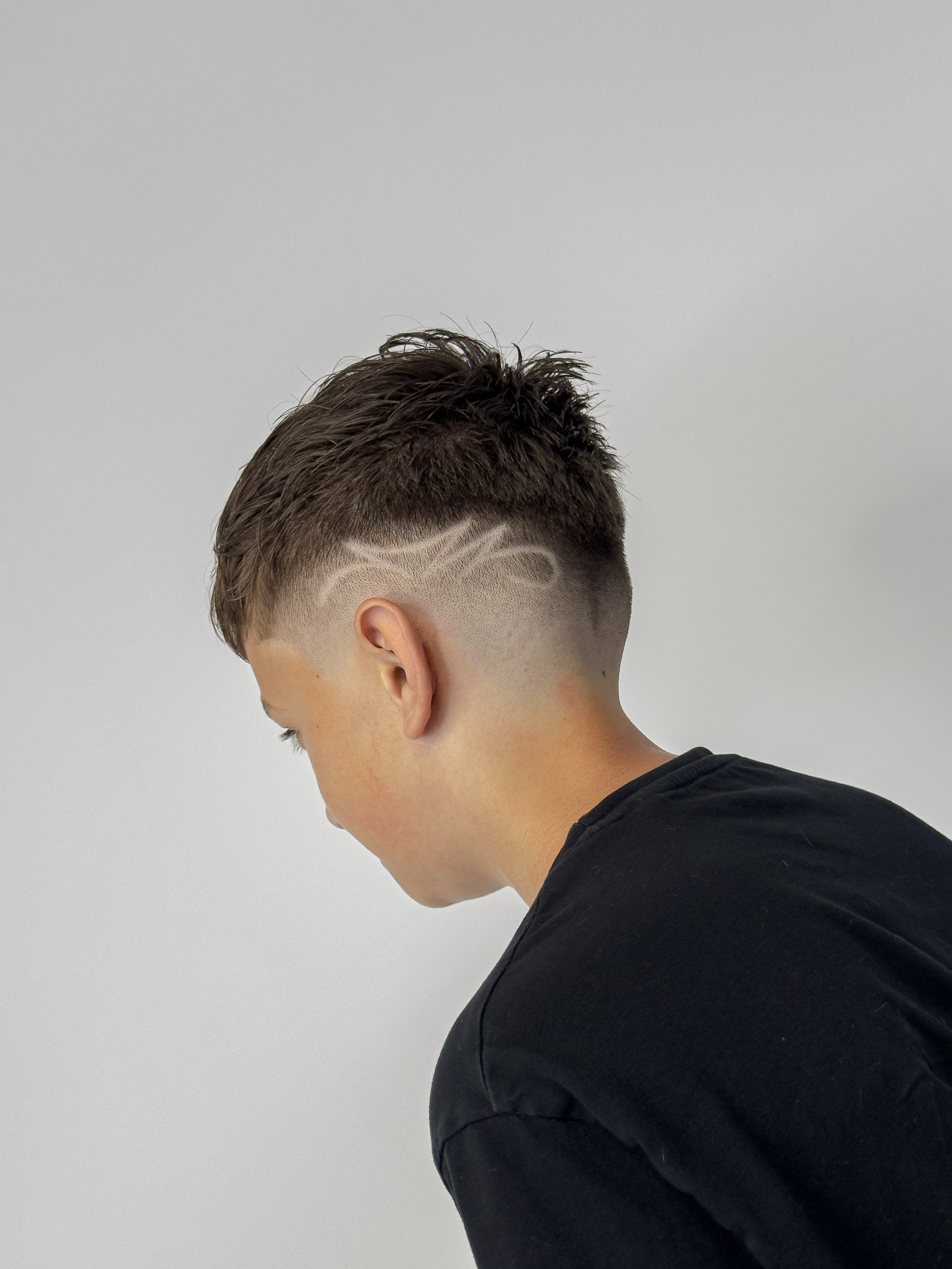 Ukážka strihu v RNB Barbearia — Fade s hairline artom