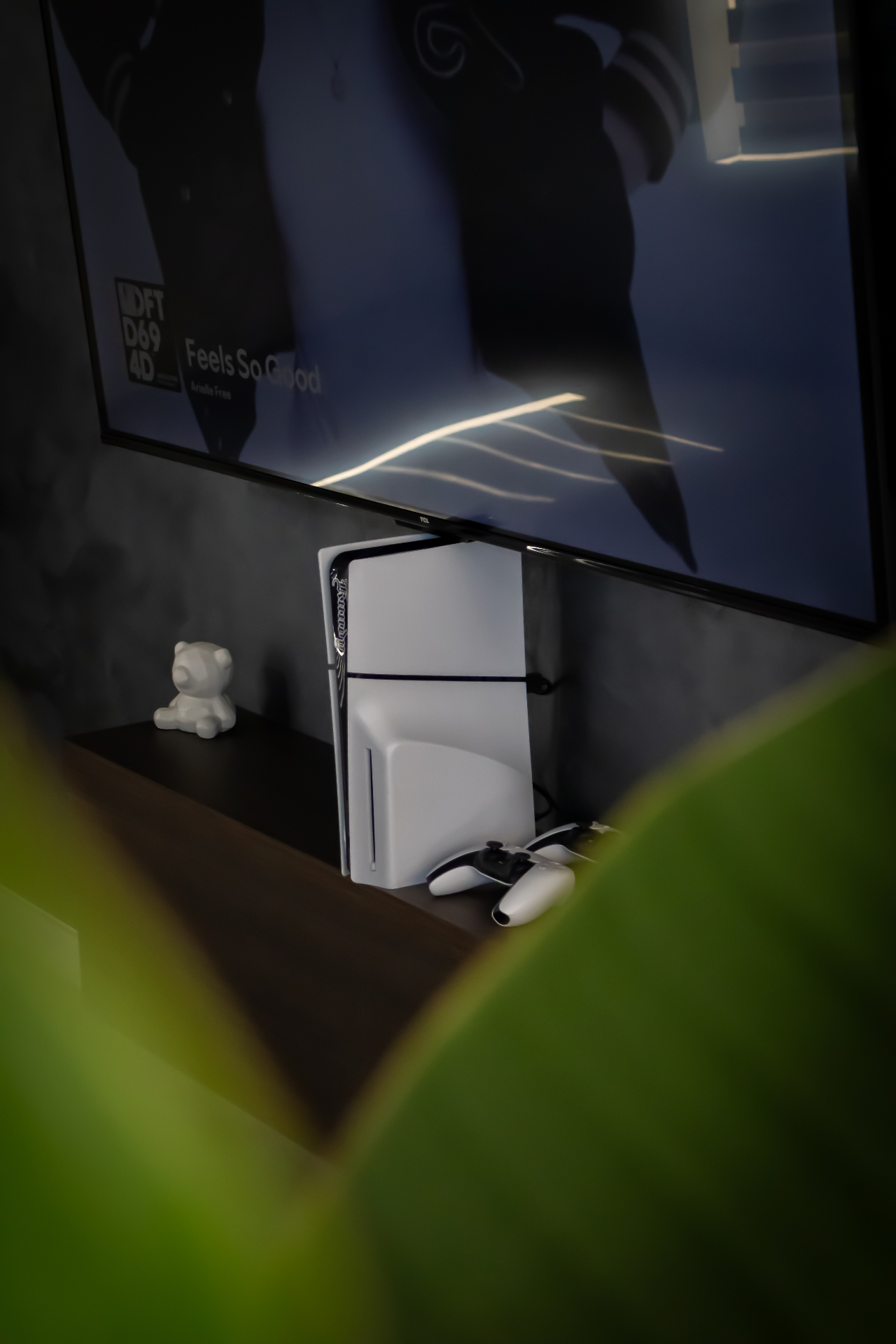 PS5 pre kamošov, čo čakajú — Veľká TV a konzola. Čakanie tu nikoho nenudí.